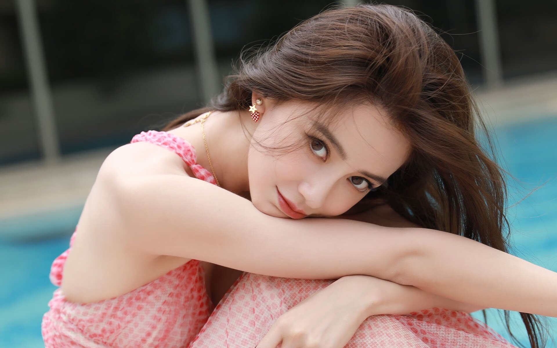 开云中国大陆-瑞士守门员戴滑雪镜上场，时尚感满分，瑞士足球守门员